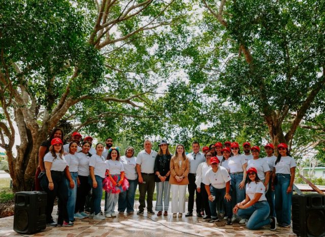 andres-mejia-elvira-vega-y-elena-de-borbon-junto-a-voluntarios-de-fundacion-mapfre-en-el-proyecto-nuestros-pequenos-hermanos