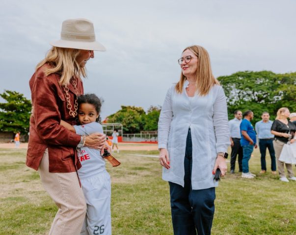s-a-r-d-elena-de-borbon-comparte-con-ninos-de-escuelas-sociodeportivas
