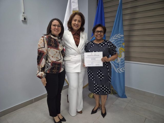 Fotografia tomana durante la entrega de certificado de Sala de Lactancia